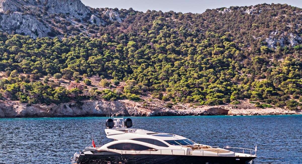 BLADE 6 YACHT CHARTER yacht charter
