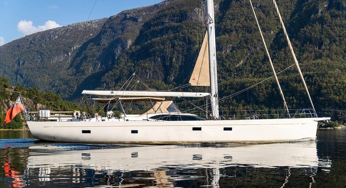 CHAMPAGNE HIPPY YACHT CHARTER yacht charter