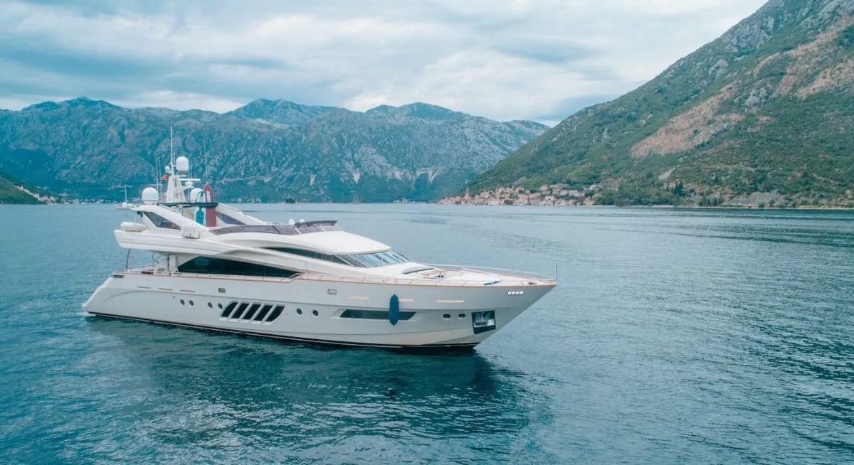LADY MURA YACHT CHARTER yacht charter