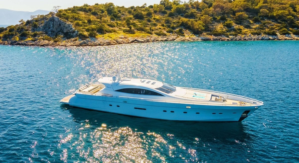 MAC YACHT CHARTER yacht charter
