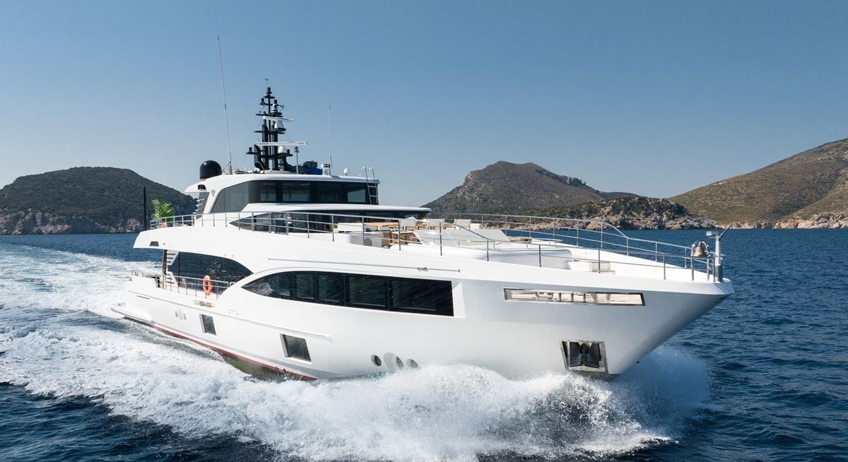 MAD DAY YACHT CHARTER yacht charter
