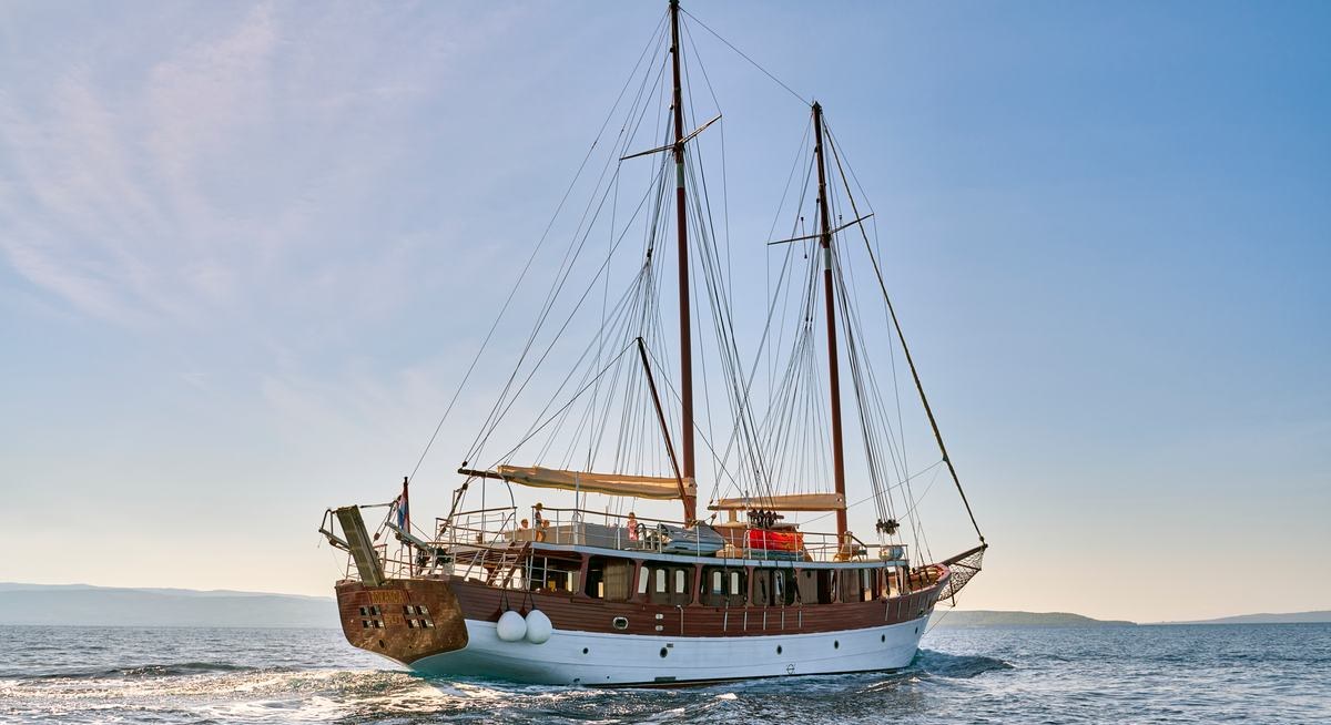 ROMANCA YACHT CHARTER yacht charter